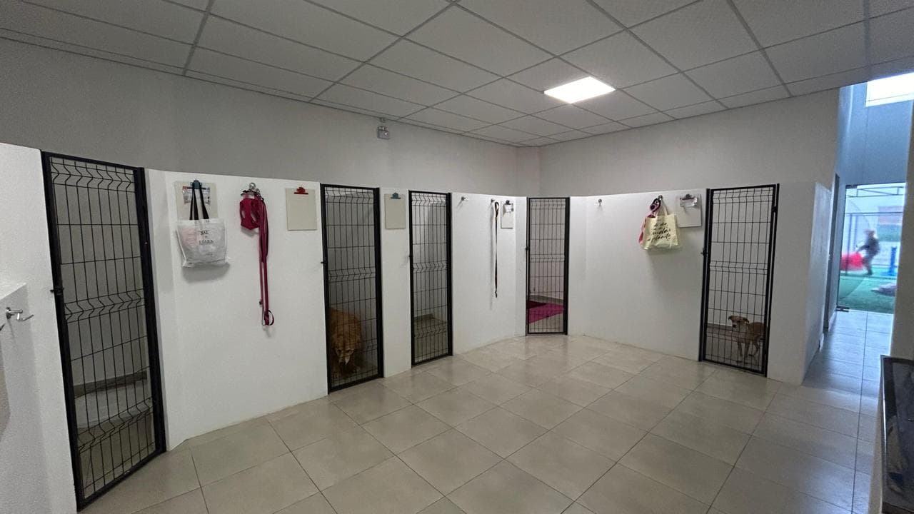 Área interna do hotel e creche